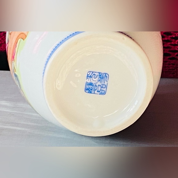 Elegant Vintage Vase- Delicate Hand Painted Art-Excellent Condition-From 1980’s? - Picture 15 of 16